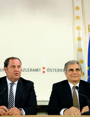 Bundeskanzler Werner Faymann (r.) und Finanzminister Josef Pröll (l.) beim Pressefoyer nach dem Ministerrat am 9.12.2009 im Bundeskanzleramt.