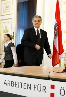 Bundeskanzler Werner Faymann beim Pressefoyer nach dem Ministerrat am 1. Dezember 2009 im Bundeskanzleramt.
