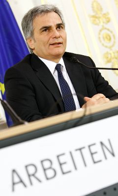 Bundeskanzler Werner Faymann beim Pressefoyer nach dem Ministerrat am 17. November 2009 im Bundeskanzleramt.