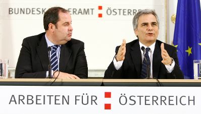 Bundeskanzler Werner Faymann (r.) und Finanzminister Josef Pröll (l.) beim Pressefoyer nach dem Ministerrat am 17. November 2009 im Bundeskanzleramt.