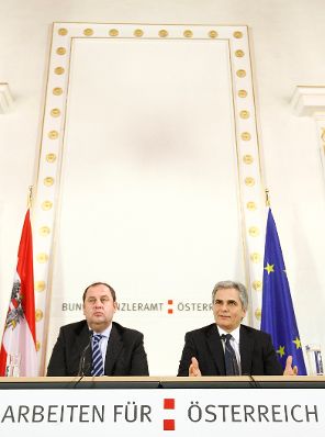 Bundeskanzler Werner Faymann (r.) und Finanzminister Josef Pröll (l.) beim Pressefoyer nach dem Ministerrat am 17. November 2009 im Bundeskanzleramt.