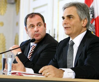 Bundeskanzler Werner Faymann (r.) und Finanzminister Josef Pröll (l.) beim Pressefoyer nach dem Ministerrat am 3. November 2009 im Bundeskanzleramt.