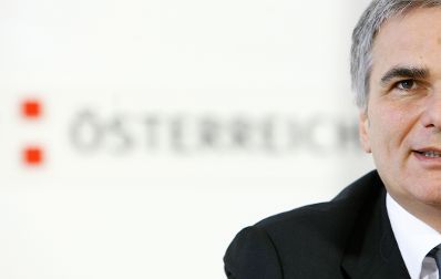 Bundeskanzler Werner Faymann beim Pressefoyer nach dem Ministerrat am 3. November 2009 im Bundeskanzleramt.