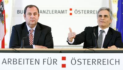 Bundeskanzler Werner Faymann (r.) und Finanzminister Josef Pröll (l.) beim Pressefoyer nach dem Ministerrat am 3. November 2009 im Bundeskanzleramt.