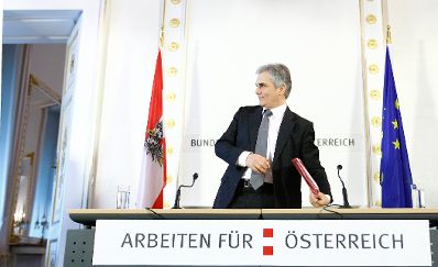 Bundeskanzler Werner Faymann beim Pressefoyer nach dem Ministerrat am 3. November 2009 im Bundeskanzleramt.