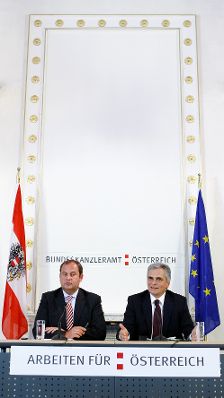 Bundeskanzler Werner Faymann (r.) und Finanzminister Josef Pröll (l.) beim Pressefoyer nach dem Ministerrat am 25. August 2009 im Bundeskanzleramt.