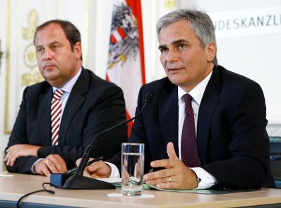 Bundeskanzler Werner Faymann (r.) und Finanzminister Josef Pröll (l.) beim Pressefoyer nach dem Ministerrat am 25. August 2009 im Bundeskanzleramt.