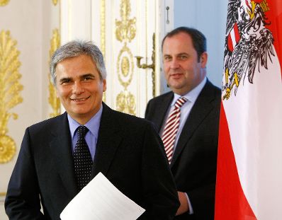 Bundeskanzler Werner Faymann (l.) und Finanzminister Josef Pröll (r.) beim Pressefoyer nach dem Ministerrat am 28. Juli 2009 im Bundeskanzleramt.