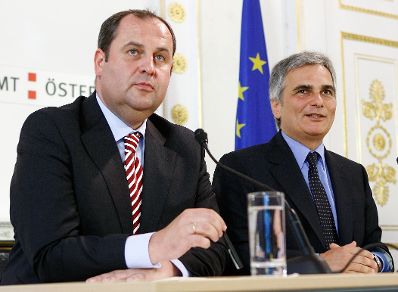Bundeskanzler Werner Faymann (r.) und Finanzminister Josef Pröll (l.) beim Pressefoyer nach dem Ministerrat am 28. Juli 2009 im Bundeskanzleramt.