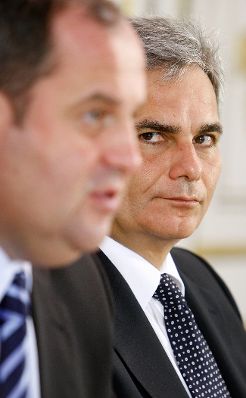 Bundeskanzler Werner Faymann (r.) und Finanzminister Josef Pröll (l.) beim Pressefoyer nach dem Ministerrat am 30. Juni 2009 im Bundeskanzleramt.