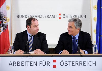 Bundeskanzler Werner Faymann (r.) und Finanzminister Josef Pröll (l.) beim Pressefoyer nach dem Ministerrat am 2. Juni 2009 im Bundeskanzleramt.