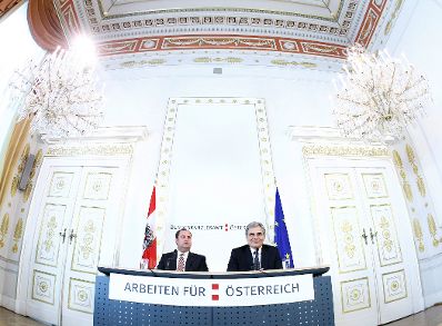 Bundeskanzler Werner Faymann (r.) und Finanzminister Josef Pröll (l.) beim Pressefoyer nach dem Ministerrat am 27. Oktober 2009 im Bundeskanzleramt.