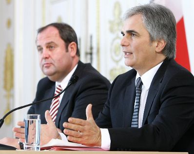 Bundeskanzler Werner Faymann (r.) und Finanzminister Josef Pröll (l.) beim Pressefoyer nach dem Ministerrat am 27. Oktober 2009 im Bundeskanzleramt.