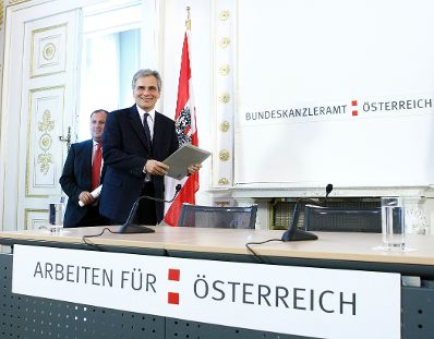 Bundeskanzler Werner Faymann (r.) und Finanzminister Josef Pröll (l.) beim Pressefoyer nach dem Ministerrat am 13. Oktober 2009 im Bundeskanzleramt.