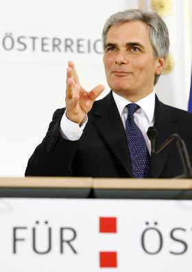 Bundeskanzler Werner Faymann beim Pressefoyer nach dem Ministerrat am 13. Oktober 2009 im Bundeskanzleramt.