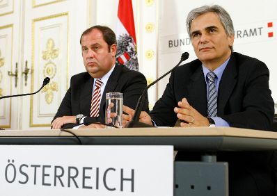 Bundeskanzler Werner Faymann (r.) und Finanzminister Josef Pröll (l.) beim Pressefoyer nach dem Ministerrat am 6. Oktober 2009 im Bundeskanzleramt.