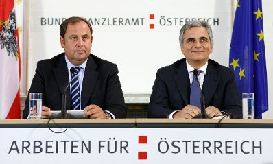 Bundeskanzler Werner Faymann (r.) und Finanzminister Josef Pröll (l.) beim Pressefoyer nach dem Ministerrat am 29. September 2009 im Bundeskanzleramt.