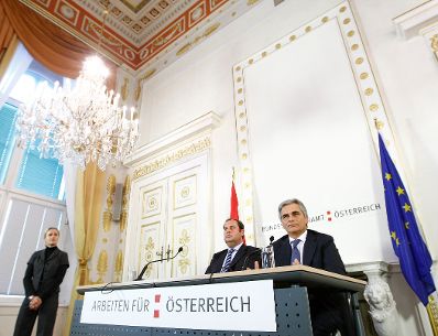 Bundeskanzler Werner Faymann (r.) und Finanzminister Josef Pröll (l.) beim Pressefoyer nach dem Ministerrat am 29. September 2009 im Bundeskanzleramt.