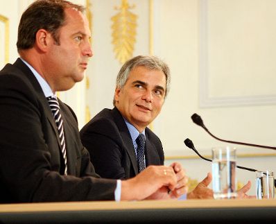 Bundeskanzler Werner Faymann (r.) und Finanzminister Josef Pröll (l.) beim Pressefoyer nach dem Ministerrat am 22. September 2009 im Bundeskanzleramt.