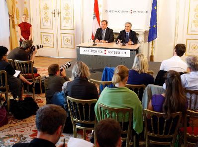 Bundeskanzler Werner Faymann (r.) und Finanzminister Josef Pröll (l.) beim Pressefoyer nach dem Ministerrat am 22. September 2009 im Bundeskanzleramt.