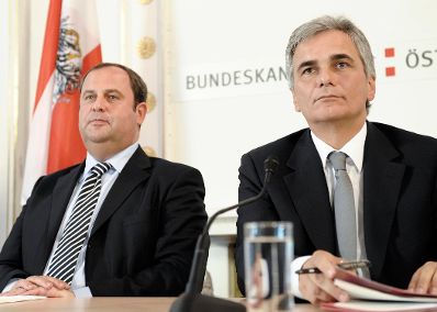 Bundeskanzler Werner Faymann (r.) und Finanzminister Josef Pröll (l.) beim Pressefoyer nach dem Ministerrat am 8. September 2009 im Bundeskanzleramt..