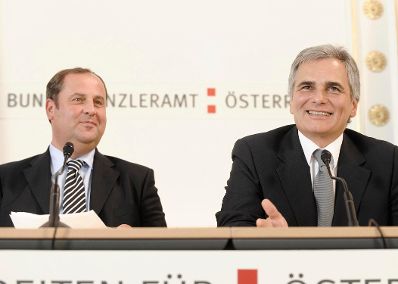 Bundeskanzler Werner Faymann (r.) und Finanzminister Josef Pröll (l.) beim Pressefoyer nach dem Ministerrat am 8. September 2009 im Bundeskanzleramt..
