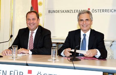 Bundeskanzler Werner Faymann (r.) und Finanzminister Josef Pröll (l.) beim Pressefoyer nach dem Ministerrat am 1. September 2009 im Bundeskanzleramt..