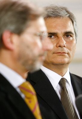 Am 18. Mai 2009 fand im Bundeskanzleramt eine Pressekonferenz nach den Verhandlungen über die weitere Finanzierung des CERN-Projektes mit Bundeskanzler Werner Faymann (r.) und Bundesminister Johannes Hahn (l.) statt.