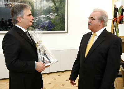 Am 21. Dezember 2009 empfing Bundeskanzler Werner Faymann (L) Mitglieder des Rauchfangkehrer-Verbandes sowie eine Delegation von Rauchfangkehrerinnen und Rauchfangkehrern aus Salzburg im Bundeskanzleramt.
