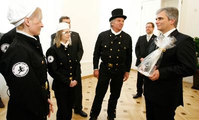 Am 21. Dezember 2009 empfing Bundeskanzler Werner Faymann Mitglieder des Rauchfangkehrer-Verbandes sowie eine Delegation von Rauchfangkehrerinnen und Rauchfangkehrern aus Salzburg im Bundeskanzleramt.