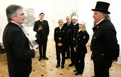 Am 21. Dezember 2009 empfing Bundeskanzler Werner Faymann (L) Mitglieder des Rauchfangkehrer-Verbandes sowie eine Delegation von Rauchfangkehrerinnen und Rauchfangkehrern aus Salzburg im Bundeskanzleramt.