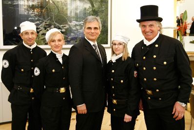 Am 21. Dezember 2009 empfing Bundeskanzler Werner Faymann Mitglieder des Rauchfangkehrer-Verbandes sowie eine Delegation von Rauchfangkehrerinnen und Rauchfangkehrern aus Salzburg im Bundeskanzleramt.