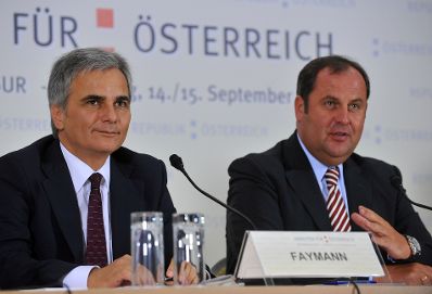 Montag, den 14. September 2009 begann in Salzburg die 2-tägige Klausurtagung der Bundesregierung. Im Bild Bundeskanzler Werner Faymann (l.) und Finanzminister Josef Pröll (r.) bei der ersten Pressekonferenz.