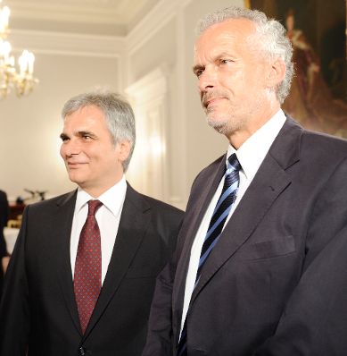 Bundeskanzler Werner Faymann (l.) und Josef Moser Präsident des Rechnungshofes (r.) während des Spekulationsgipfels im Bundeskanzleramt.