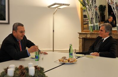 Montag, den 14. Dezember 2009 traf Österreichs Bundeskanzler Werner Faymann (r.) im Bundeskanzleramt in Wien mit dem stellvertretenden Premierminister und Verteidigungsminister von Israel Ehud Barak (l.) zu politischen Gesprächen zusammen.