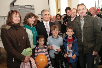 Montag, den 26. Oktober 2009 empfing Bundeskanzler Werner Faymann im Rahmen des Nationalfeiertages Besucher im Bundeskanzleramt.