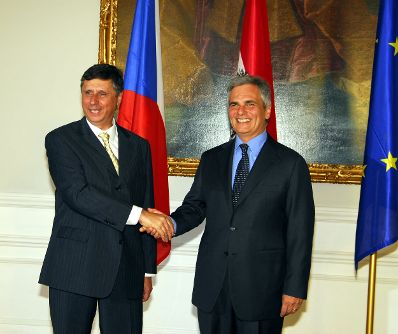 Montag, den 24. August 2009 traf Österreichs Bundeskanzler Werner Faymann (R) im Bundeskanzleramt in Wien mit dem tschechischen Ministerpräsidenten Jan Fischer (L) zu politischen Gesprächen zusammen.
