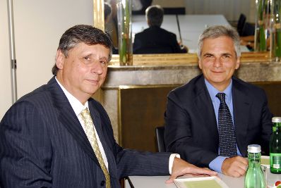 Montag, den 24. August 2009 traf Österreichs Bundeskanzler Werner Faymann (R) im Bundeskanzleramt in Wien mit dem tschechischen Ministerpräsidenten Jan Fischer (L) zu politischen Gesprächen zusammen.