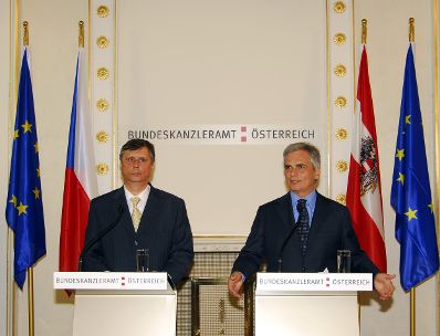 Montag, den 24. August 2009 traf Österreichs Bundeskanzler mit dem tschechischen Ministerpräsidenten zu politischen Gesprächen im Bundeskanzleramt in Wien zusammen. Im Anschluss gaben Bundeskanzler Werner Faymann (R) und Ministerpräsident Jan Fischer (L) eine gemeinsame Pressekonferenz.