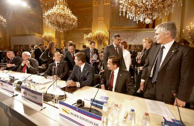 Am 4. Oktober 2010 nahm Bundeskanzler Werner Faymann (R) am 8. Gipfeltreffen der Staats- und Regierungschefs aus Asien und Europa (ASEM-Gipfel) im Royal Palace in Brüssel teil.