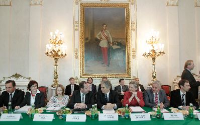 Am 23. November 2010 lud Bundeskanzler Werner Faymann Vertreterinnen und Vertreter von Lehrern, Eltern und Schülern sowie von Interessensverbänden und Sozialpartnern zu einem Gespräch zum Thema "Ausbau der ganztägigen Schulangebote in Österreich" in das Bundeskanzleramt ein.