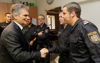 Am 25. Dezember 2010 besuchte Bundeskanzler Werner Faymann (L) die Mitarbeiterinnen und Mitarbeiter der Polizeidienststelle auf der Brandstätte in der Wiener Innenstadt.