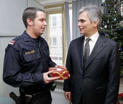 Am 25. Dezember 2010 besuchte Bundeskanzler Werner Faymann (R) die Mitarbeiterinnen und Mitarbeiter der Polizeidienststelle auf der Brandstätte in der Wiener Innenstadt.