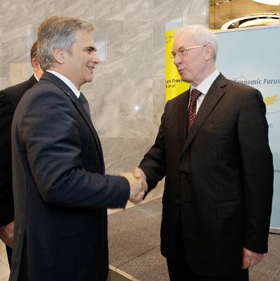 Am 8. November 2010 fand in der Raiffeisenzentralbank in Wien das 7. Vienna Economic Forum (VEF) statt. Im Bild Bundeskanzler Werner Faymann (l.) mit dem Ministerpräsidenten der Ukraine, Mykola Azarov (r.).