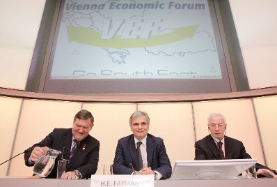 Am 8. November 2010 fand in der Raiffeisenzentralbank in Wien das 7. Vienna Economic Forum (VEF) statt. Im Bild (v.l.n.r.) Vorstandsvorsitzender der Raiffeisen International Bank-Holding AG, Herbert Stepic mit Bundeskanzler Werner Faymann und dem Ministerpräsident der Ukraine, Mykola Azarov.