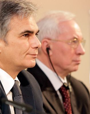 Am 8. November 2010 fand in der Raiffeisenzentralbank in Wien das 7. Vienna Economic Forum (VEF) statt. Im Bild Bundeskanzler Werner Faymann (l.) mit dem Ministerpräsidenten der Ukraine, Mykola Azarov (r.).