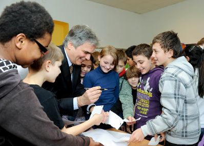 Am 16. Dezember 2010 besuchte Bundeskanzler Werner Faymann die Neue Mittelschule Kandlgasse in 1070 Wien.