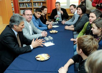 Am 16. Dezember 2010 besuchte Bundeskanzler Werner Faymann die Neue Mittelschule Kandlgasse in 1070 Wien.