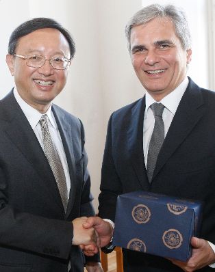 Am 26. Juli 2010 traf am Rande der Salzburger Festspiele Bundeskanzler Werner Faymann (R) mit dem chinesischen Außenminister Jiechi Yang (L) zusammen.