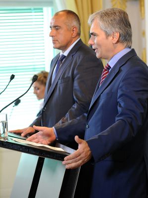 Dienstag, den 20. Juli 2010 traf Bundeskanzler Werner Faymann (R) im Bundeskanzleramt in Wien mit dem Premierminister von Bulgarien, Bojko Borissow (L) zu politischen Gesprächen zusammen. Im Bild die Regierungschefs bei der gemeinsamen Pressekonferenz.